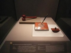 101件藏品是中国重返世贸组织时使用的木槌和签字笔