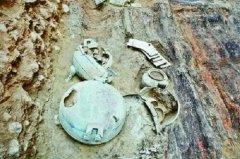 西襄汾陶寺北墓地一号墓出土的鼎和石罄