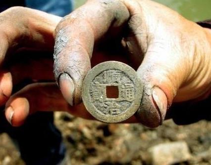 村民使用黑鹰GR-1000金属探测器找到顺治年间铜币